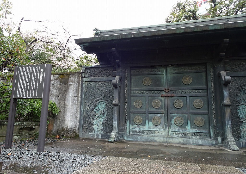 徳川将軍家墓所の「鋳抜門」（いぬきもん）