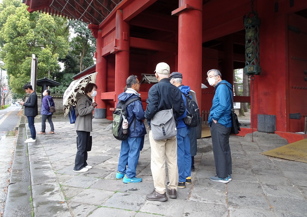 増上寺の「三解脱門」の所で昼食の相談（？）