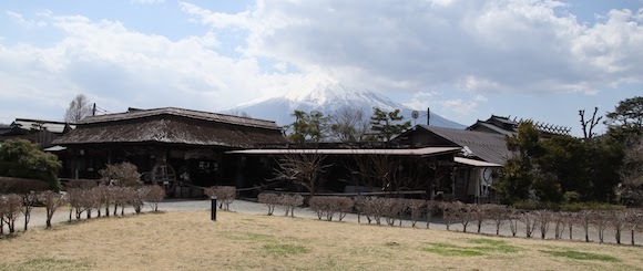 忍野八海かやぶき茶屋からの富士山