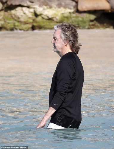 ポール・マッカートニーは、金曜日にセントバーツで妻のナンシーと一緒に水着を着てカリブ海で泳ぎました。