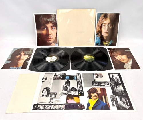 「ザ・ビートルズ」貴重な初回版ホワイトアルバムがチャリティに寄贈される Number: 0004528