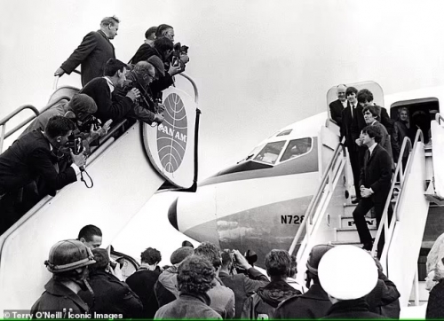 1964年8月18日、アメリカ公演のためにヒースロー空港からロンドンを出発する際、報道陣にもみくちゃにされたバンド