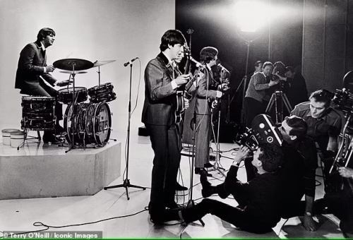 1964年3月、ロンドンのスカラ座で「A Hard Day's Night」のコンサートシーンを撮影するビートルズ。