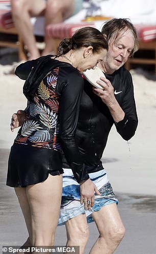 カリブ海でナンシーがビーチを指差している間、ポール・マッカートニー夫婦は会話に夢中１