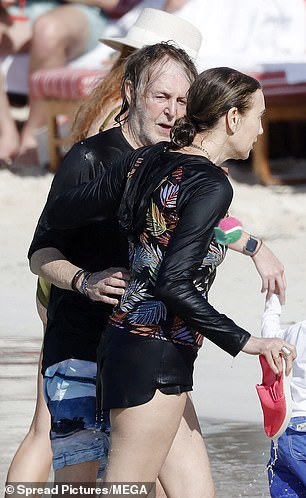 カリブ海でナンシーがビーチを指差している間、ポール・マッカートニー夫婦は会話に夢中2