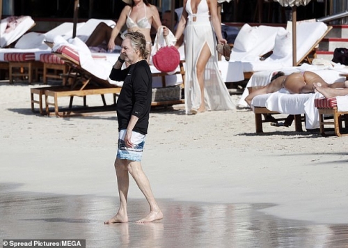 カリブ海でナンシーがビーチを指差している間、ポール・マッカートニー夫婦は会話に夢中6