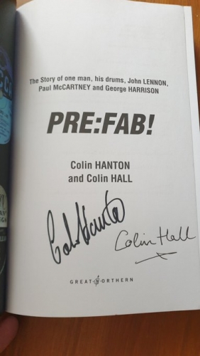 コリン・ハントン、コリン・ホールによる「PRE:FAB！」　sign