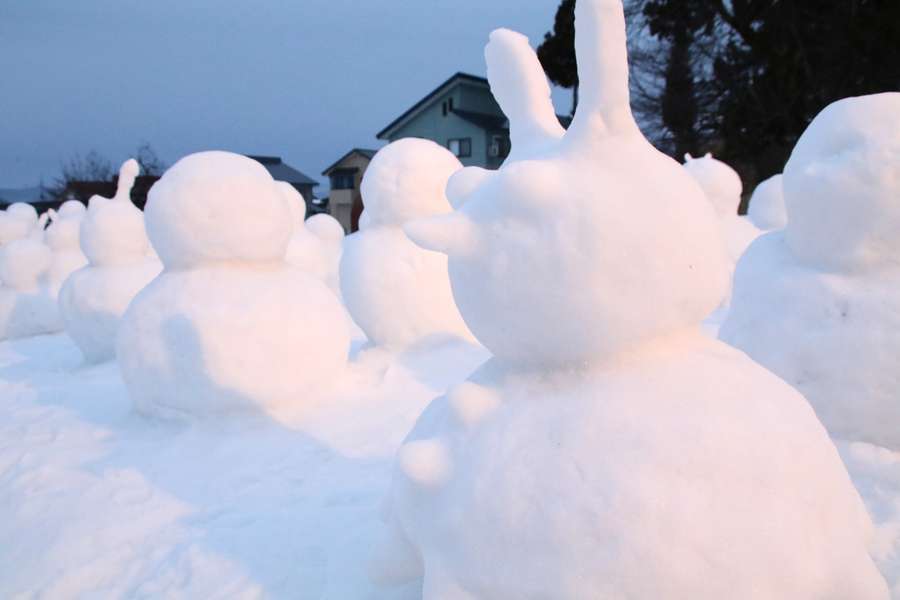 百喜夜行のウサギの雪ダルマ