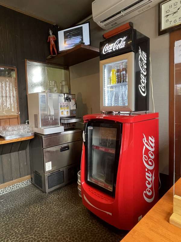 たんぽぽラーメン店内に置かれたコカ・コーラの冷蔵庫
